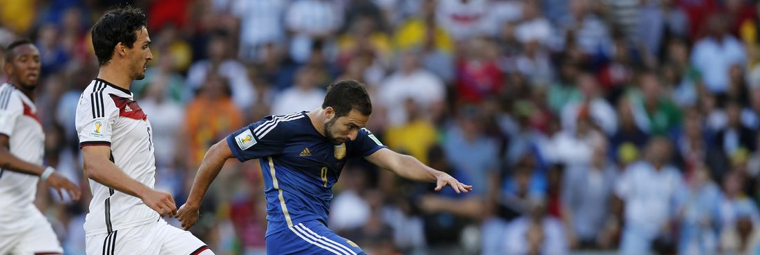 O jogador argentino Gonzalo Higuain quase abriu o placar do jogo, mas estava impedido