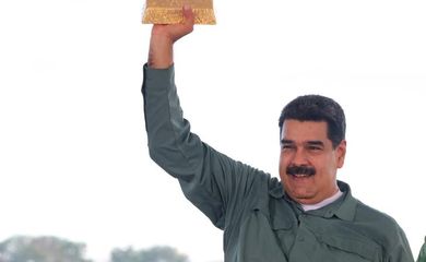 Maduro segura barra de ouro durante reunião com setor de mineração  