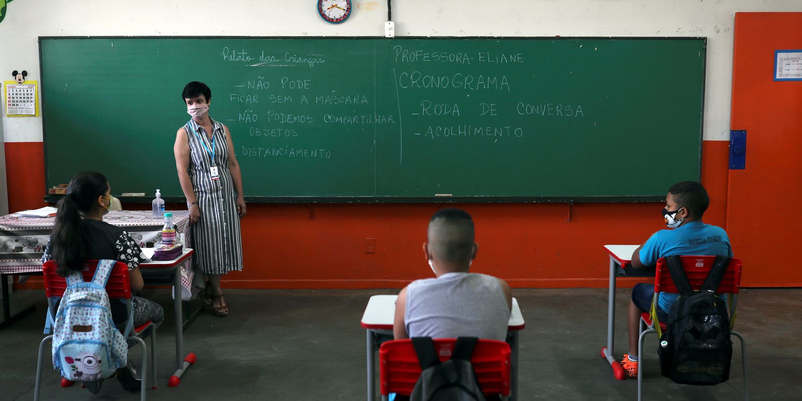 Professora Eliane Conconi conversa com alunos em sala de aula da escola Thomaz Rodrigues Alckmin, no primeiro dia de retorno das escolas do estado de São Paulo para atividades extracurriculares em meio ao surto de coronavírus (COVID-19) em São