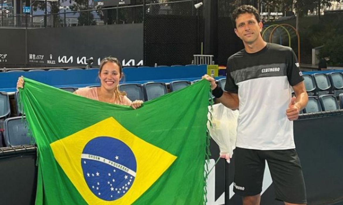 Luisa Stefani e Marcelo Melo largam com vitória no Aberto da Austrália