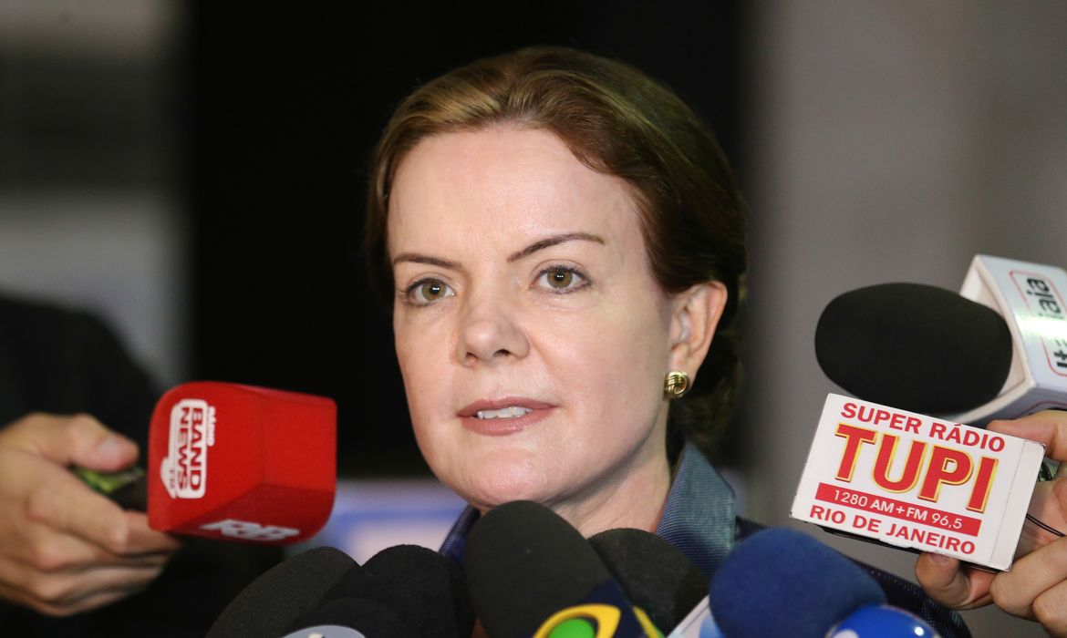 Brasília - A senadora Gleisi Hoffmann fala à imprensa sobre a 35ª fase da Operação Lava Jato (Fabio Rodrigues Pozzebom/Agência Brasil)