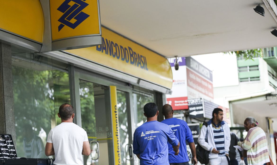 Brasília - O Banco do Brasil vai fechar agências bancárias, ampliar o atendimento digital, lançar um plano de aposentadoria incentivada e propor redução de jornada de trabalho para parte dos funcionários (Marcelo Camargo/Agência Brasil)
