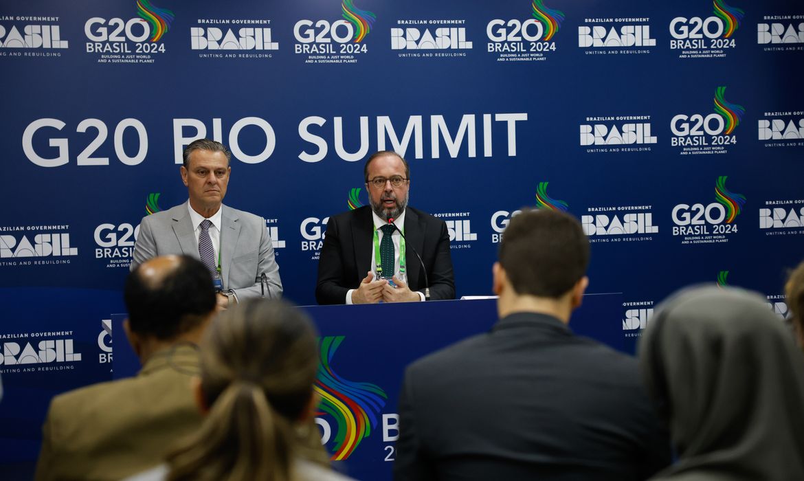 Rio de Janeiro (RJ) 18/11/2024 - Os ministros de Minas e Energia, Alexandre Silveira, e da Agricultura, Carlos Fávaro, falam sobre Memorando de Entendimento assinado com a Argentina no setor de gás natural, na 19° Reunião de Cúpula do G20, no Museu de Arte Moderna. Foto: Fernando Frazão/Agência Brasil