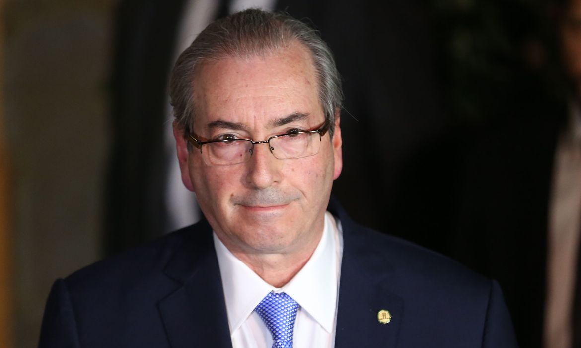 Brasília - Eduardo Cunha concede entrevista sobre a decisão do Supremo Tribunal Federal de manter seu afastamento do mandato de deputado federal e da presidência da Câmara (Fabio Rodrigues Pozzebom/Agência Brasil)