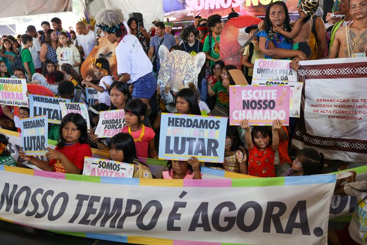 Brasília (DF) 11/04/2025 As ministras do Meio Ambiente, Marina Silva e dos Povos Indígenas, Sônia Guajajara, receberam das crianças indígenas que participam do Acampamento Terra Livre (ATL), uma carta com suas próprias demandas sobre proteção ao meio ambiente, mudanças climáticas, a COP30 e os direitos dos povos indígenas.  Foto: Fabio Rodrigues-Pozzebom/ Agência Brasil