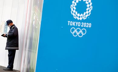 Guarda perto de logo da Olimpíada de Tóquio na capital do Japão - Jogos de Tóquio - Tóquio 2020