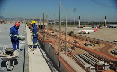 Prestes a completar um ano à frente da operação do aeroporto, a concessionária RIOgaleão, alcança 60% das obras de melhoria da infraestrutura do aeroporto a menos de um ano dos Jogos Olímpicos (Tânia Rêgo/Agência Brasil)