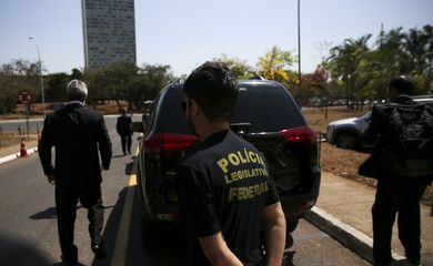 Brasília - Policiais deixam o prédio da Câmara dos Deputados após buscas no gabinete do deputado Lúcio Vieira Lima. A ação ocorre a pedido da Procuradoria-Geral da República (Marcelo Camargo/Agência Brasil)