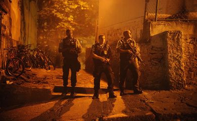 Moradores e policiais da Unidade de Polícia Pacificadora (UPP), entram em confronto, durante protesto no morro Pavão-Pavãozinho, pela morte do dançarino Douglas Rafael da Silva (Fernando Frazão/Agência Brasil)
