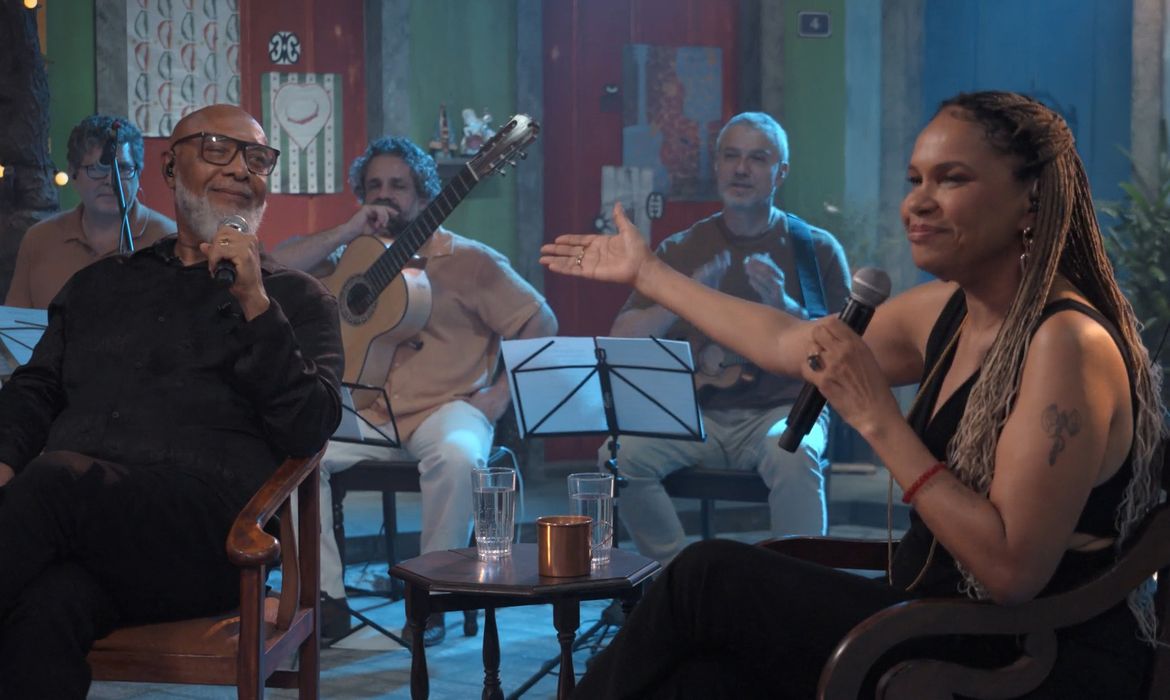 Rio de Janeiro (RJ) 25/04/2025 - Samba na Gamboa, da TV Brasil, homenageia Monarco com especial. Apresentadora Teresa Cristina recebe o cantor e compositor Mauro Diniz, filho do bamba. Frame TV Brasil