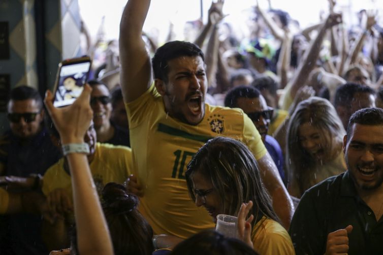 Brasilienses assistem jogo entre Brasil x Sérvia em bares da capital federal.
