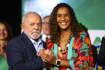 The elected president, Luiz Inácio Lula da Silva, and the future Minister of Racial Equality, Anielle Franco, during the announcement of new ministers who will compose the government.