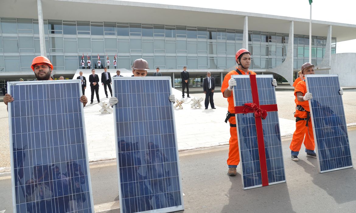 Greenpeace faz ato formalizando um convite para que o governo federal adote painéis solares no Palácio do Planalto como forma de dar o exemplo para a economia de energia elétrica (Antonio Cruz/Agência Brasil)