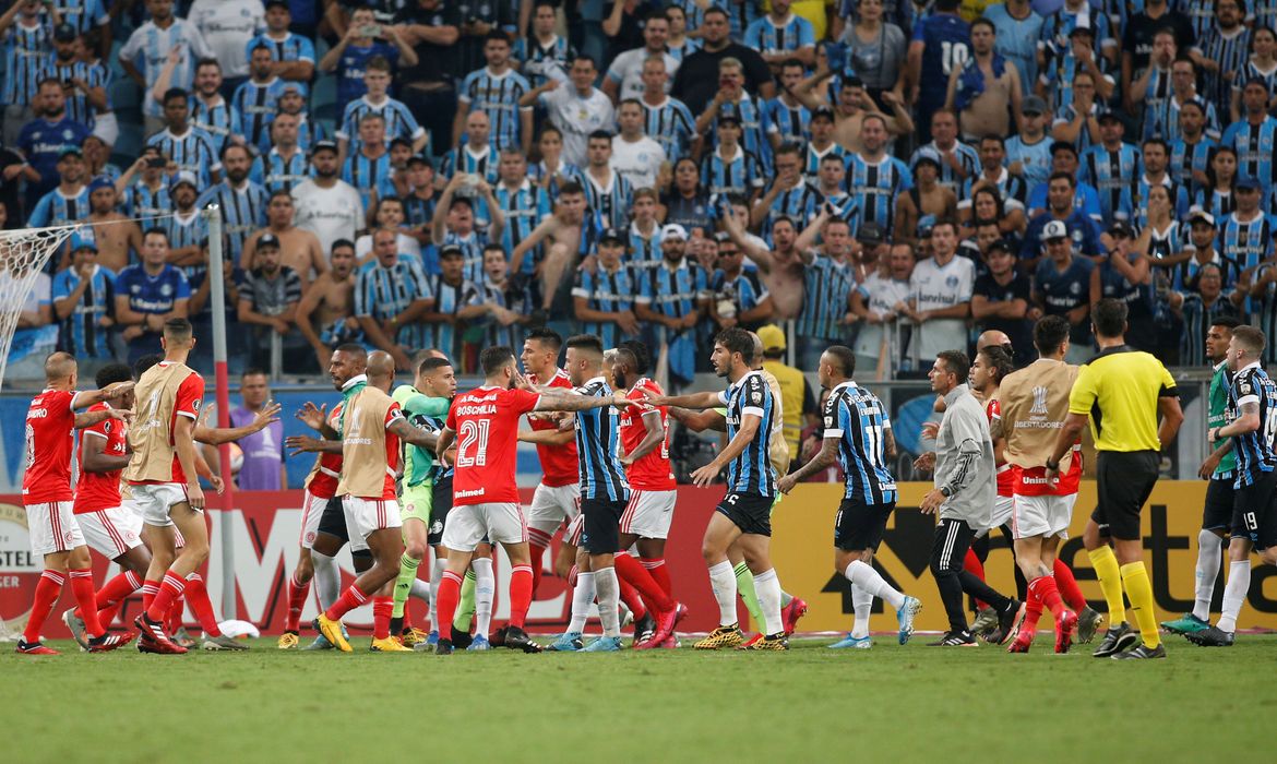 Jogo entre Grêmio e Internacional na Libertadores termina em confusão