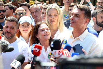 Rio de Janeiro (RJ), 09/10/2026 - O candidato a presidência do Brasil, Flávio Bolsonaro, fala com a imprensa durante encontro com o candidato a governador do estado do Rio de Janeiro, Douglas Ruas, na Barra da Tijuca. Foto: Rovena Rosa/Agência Brasil