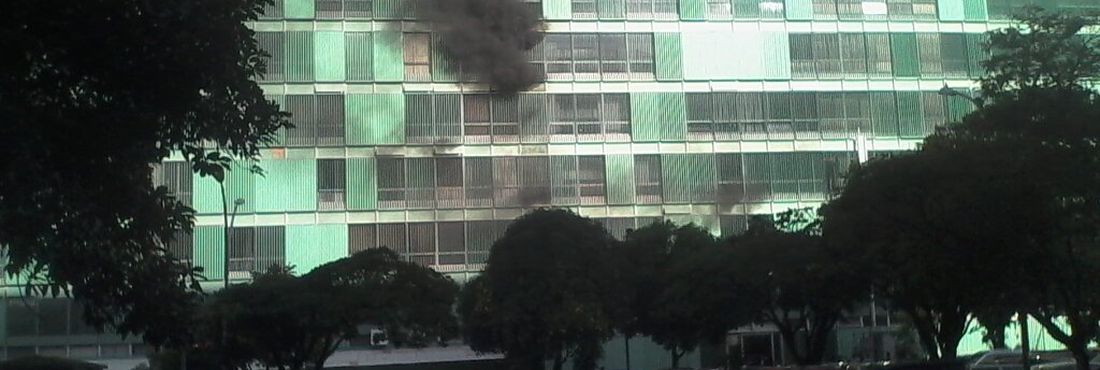 O Bloco R da Esplanada dos Ministérios, onde funcionam os ministérios das Comunicações e do Transporte, pegou fogo na tarde desta terça-feira (19)