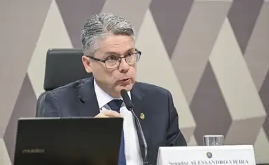 Comissão de Constituição, Justiça e Cidadania (CCJ) promove audiência pública interativa destinada a instruir o Projeto de Lei 5.582/2025, que estabelece o marco legal do combate ao crime organizado, definindo novas regras penais e processuais para enfrentar estruturas criminosas complexas, e atualiza dispositivos do Código Penal, da Lei de Execução Penal e de normas especiais que tratam de organizações criminosas.

À mesa, relator da CCJ, senador Alessandro Vieira (MDB-SE), em pronunciamento.

Foto: Edilson Rodrigues/Agência Senado