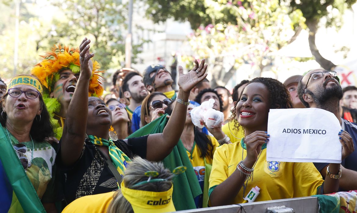 Torcedores assistem ao jogo do Brasil contra o México na Praça Mauá, região central do Rio de Janeiro. 