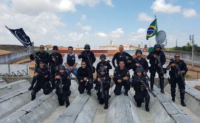 Agentes penitenciários da força-tarefa federal e policiais do Grupo de Operações Especiais (GOE) durante operação de retomada e controle dos pavilhões 4 e 5 da Penitenciária Estadual de Alcaçuz (Divulgação/Sejuc - Governo do RN)