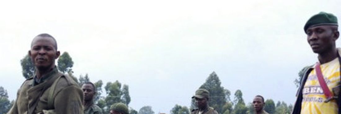 Rebeldes do grupo M23 nas proximidades de Goma em 18 de novembro, cidade tomada após confronto com as forças do governo.