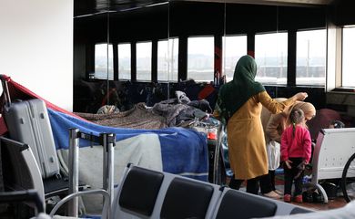 Famílias vindas do Afeganistão acampam no Aeroporto de Guarulhos enquanto aguardam por vagas em abrigos.