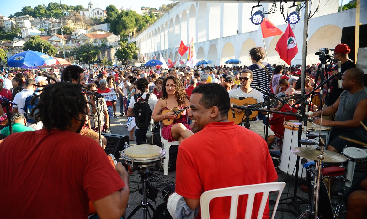 Rio de Janeiro - Manifestantes contra o impeachment se reúnem nos Arcos da Lapa, para assistirem a votação do processo de impeachment da presidente Dilma Rouseff (Tomaz Silva/Agência Brasil)