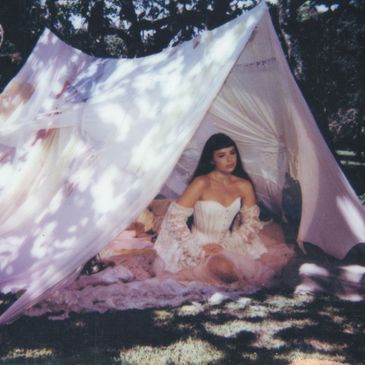 Álbum &quot;Maravilhosamente bem&quot;, de Júlia Mestre