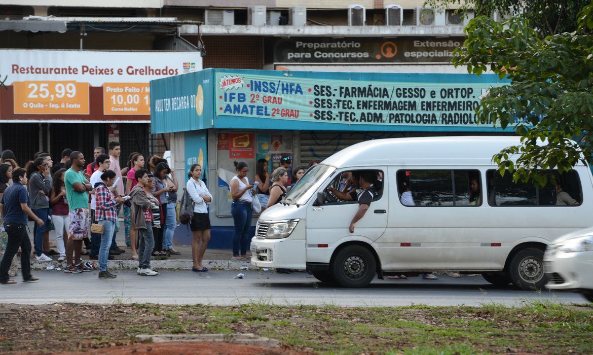 Na volta para casa, após a prova, candidatos lotaram as paradas a espera de ônibus ou fizeram uso de transporte pirata (Elza Fiuza/Agência Brasil)