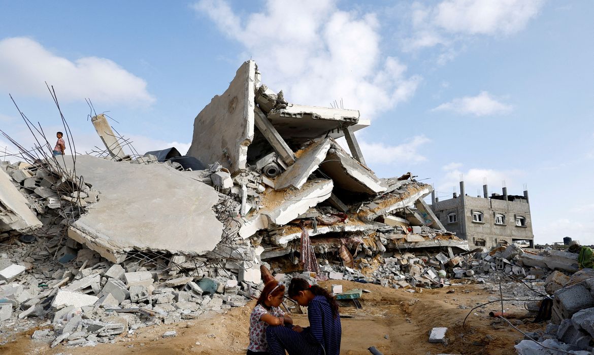 REUTERS/Mohammed Salem/Proibida reprodução Crianças palestinas sentam-se perto de casa demolida por um ataque israelense em Rafah, no sul da Faixa de Gaza
21/04/2024
Reuters/Mohammed Salem/Proibida reprodução