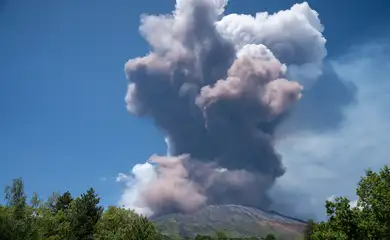 Plumes of volcanic ash and smoke rise from Mount Etna, as seen from Milo, Italy, June 2, 2025. REUTERS/Giuseppe di Stefano