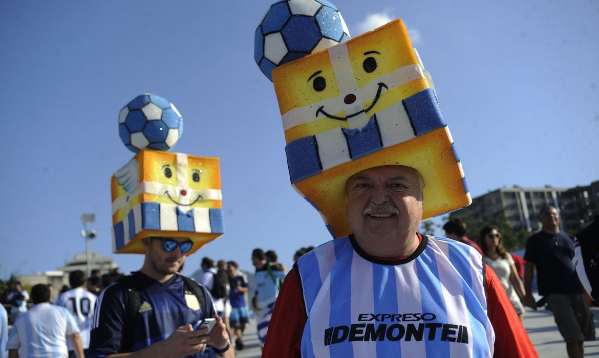 Torcedores chegam ao estádio do Maracanã para a partida de estréia de Argentina e Bósnia na Copa do Mundo 2014 (Fernando Frazão/Agência Brasil)