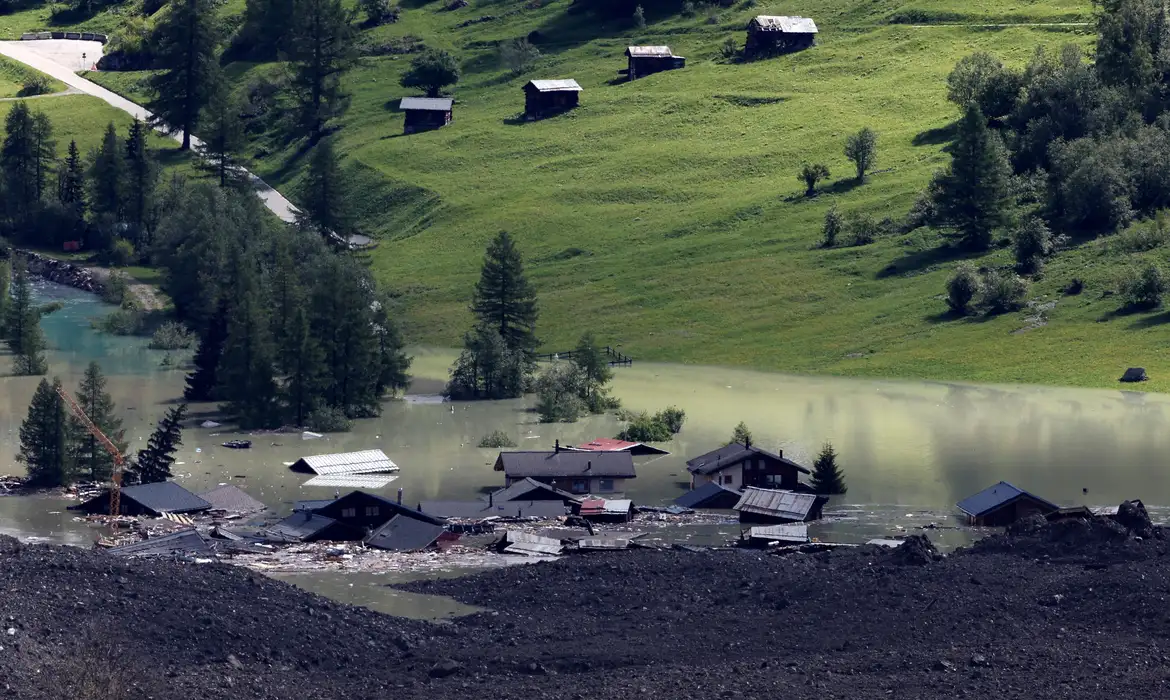 Vilarejo suíço de Blatten soterrado
 29/5/2025    REUTERS/Stefan Wermuth