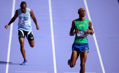 Paris 2024 Olympics - Athletics - Men's 400m Hurdles Round 1 - Stade de France, Saint-Denis, France - August 05, 2024. Alison dos Santos of Brazil crosses the line to finish third in heat 3 Reuters/Phil Noble/Proibida reprodução