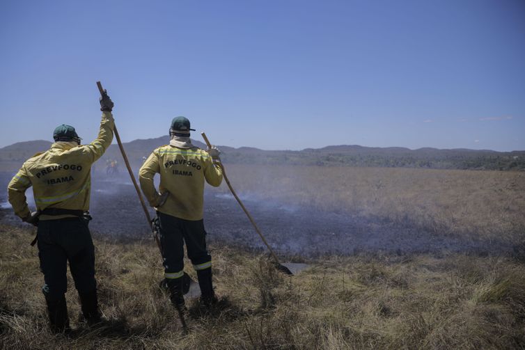 Cavalcante (GO) 15/09/2023 – A brigada de incêndio da Prevfogo composta com membros da comunidade quilombola Kalunga, durante simulação de combate ao fogo no cerrado no Engenho II
Foto: Joédson Alves/Agência Brasil