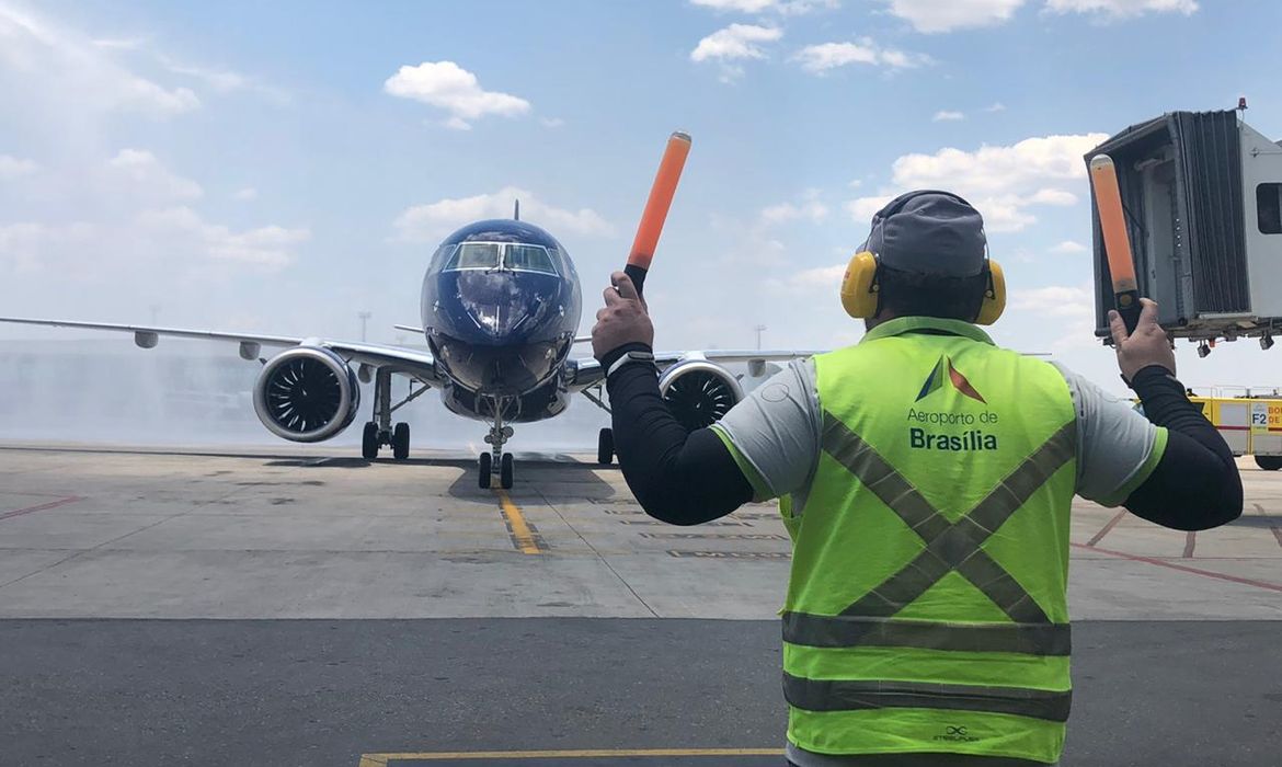 Avião taxiando no aeroporto de Brasília