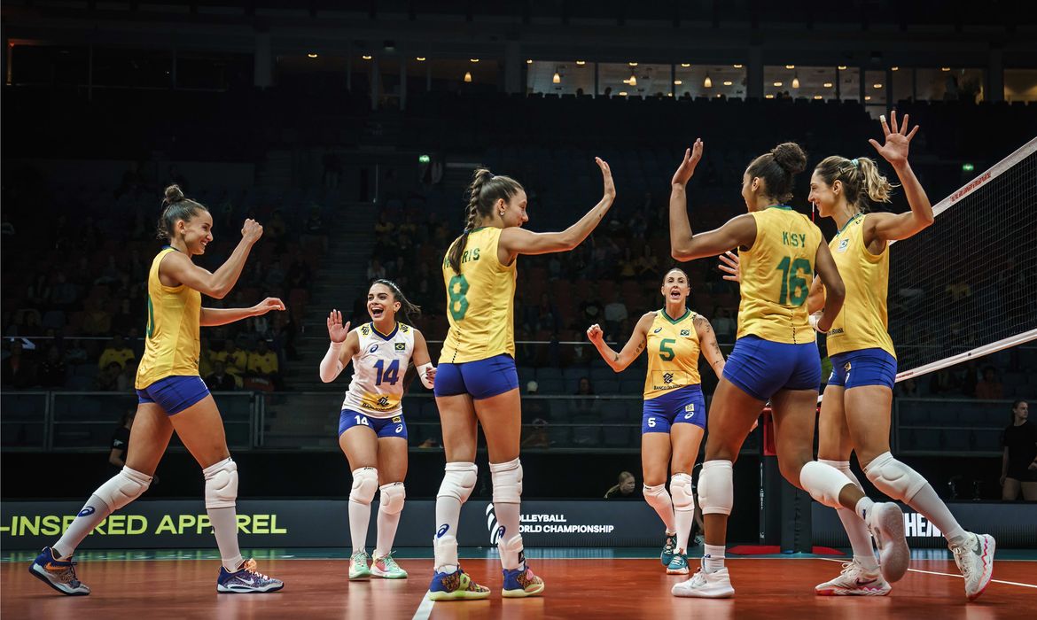 Brasil vence Colômbia por 3 sets a 1 - seleção feminina de vôlei - em 28/09/2022