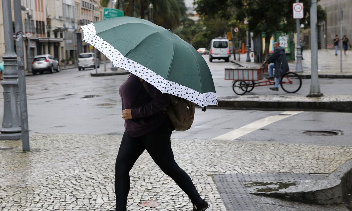 Frente fria deixa clima instável e traz chuva ao Rio de Janeiro até domingo.