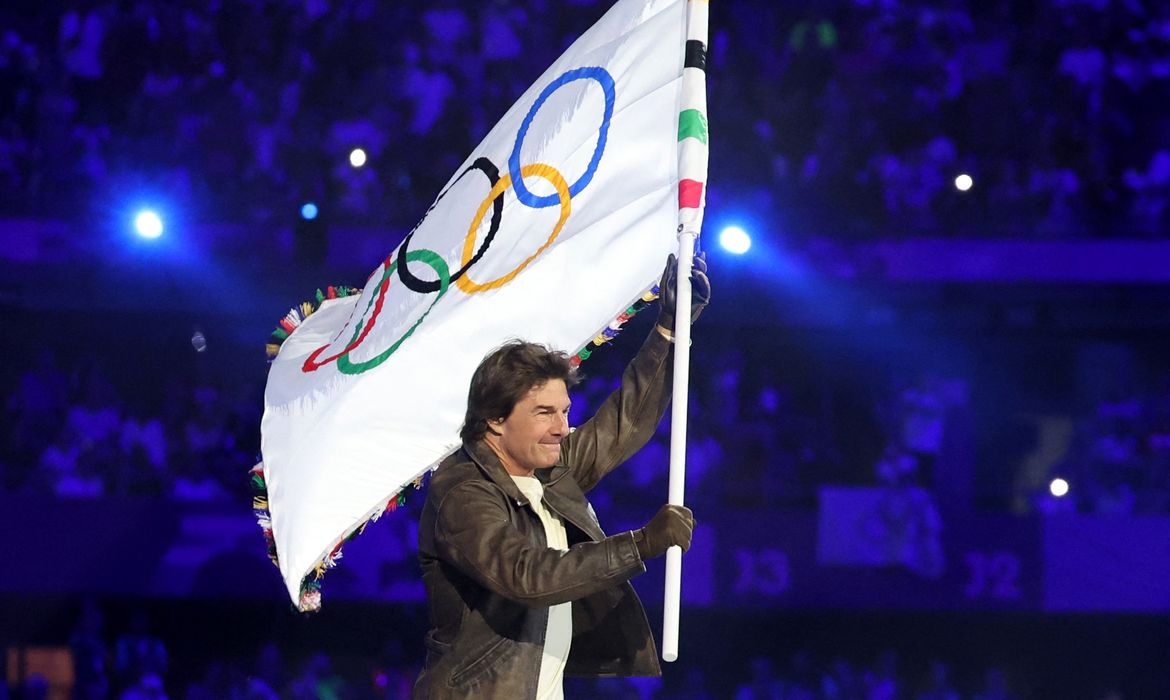 Paris 2024 Olympics - Ceremonies - Paris 2024 Closing Ceremony - Stade de France, Saint-Denis, France - August 11, 2024. Actor Tom Cruise holds the Olympic flag during the closing ceremony. REUTERS/Phil Noble