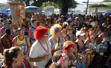 Bloco Tá Pirando, Pirado, Pirou! desfila na Urca, zona sul do Rio no domingo de pré-carnaval