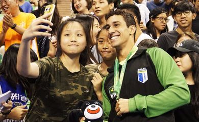 Henrique Martins exibe medalha para selfie de torcedora em Taipei