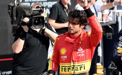 Carlos Sainz comemora conquista da pole position no Grande Prêmio da Itália de Fórmula 1