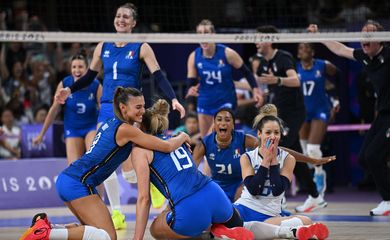 Paris 2024 Olympics - Volleyball - Women's Gold Medal Match - United States vs Italy - South Paris Arena 1, Paris, France - August 11, 2024. Italy players celebrate winning the gold. REUTERS/Annegret Hilse