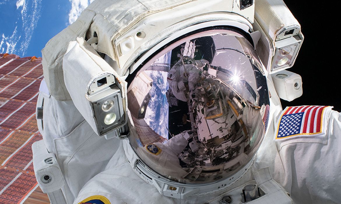 Dois astronautas dos Estados Unidos ( EUA) completaram uma caminhada na Estação Espacial Internacional no domingo (6), a primeira de uma série de cinco caminhadas espaciais programadas para outubro, com o objetivo de substituir as baterias no