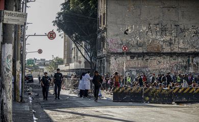 São Paulo (SP) - 26/12/2024 - 100 fotos melhores de 2024, retrospectiva - Foto feita em 24/06/2024 - Prefeitura e governo instalam grades na Cracolândia e delimitam espaço de usuários de drogas. Gradil foi colocado na Rua dos Protestantes na terça-feira (18). Um dos objetivos das gestões é liberar parte da via para o trânsito de carros de segurança e de saúde.
Foto: Paulo Pinto/Agência Brasil