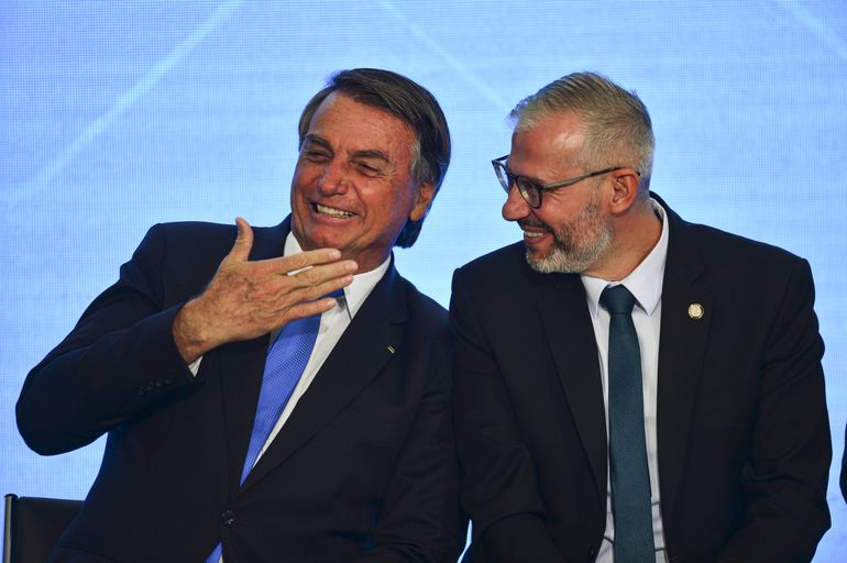 O presidente Jair Bolsonaro e o ministro da Educação, Victor Godoy, durante o lançamento do Canal Educação e do Canal Libras, no Palácio do Planalto.
