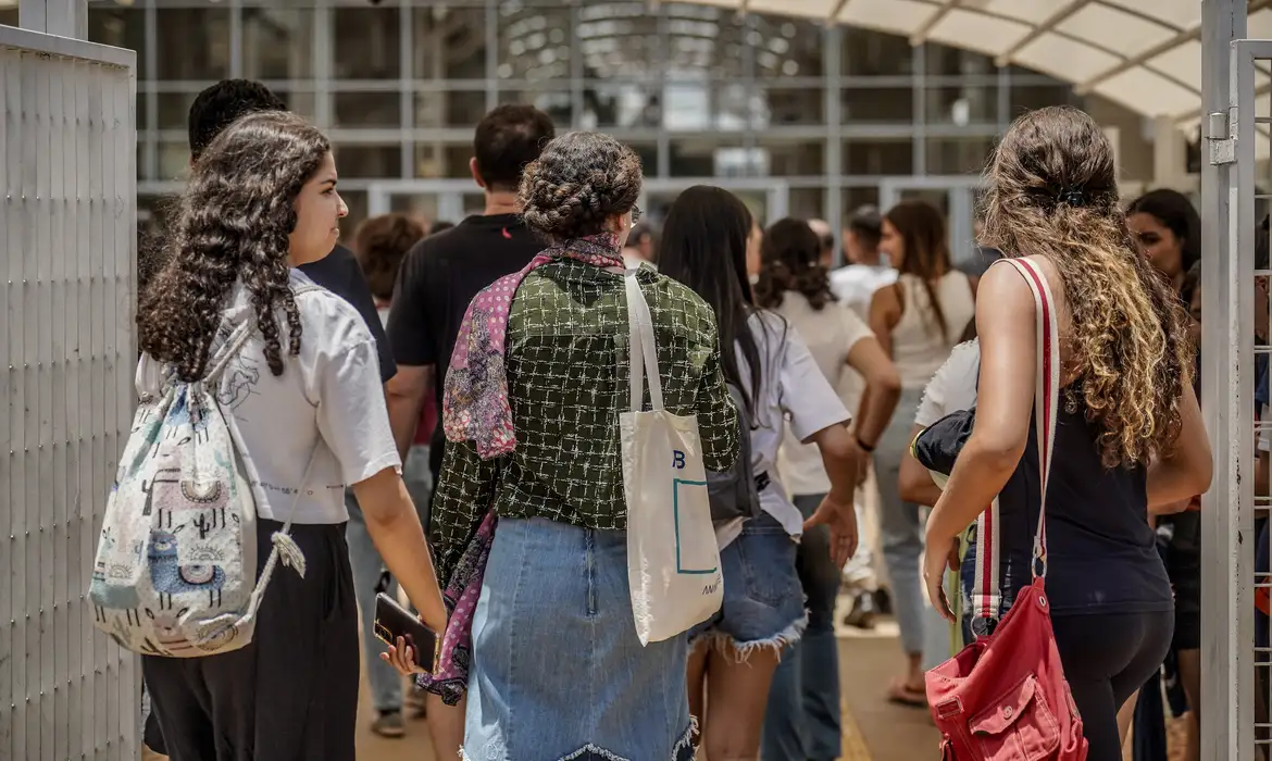 Afetados pelas chuvas poderão pedir reaplicação do Enem 2023, diz