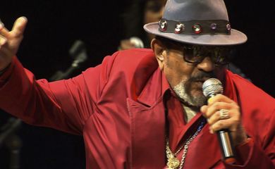 O cantor e compositor Gerson King Combo morreu na noite de ontem (22), aos 76 anos, por complicações do diabetes e infecção generalizada. Considerado o Rei do Soul no Brasil, ele era reconhecido como um dos principais nomes da música negra no