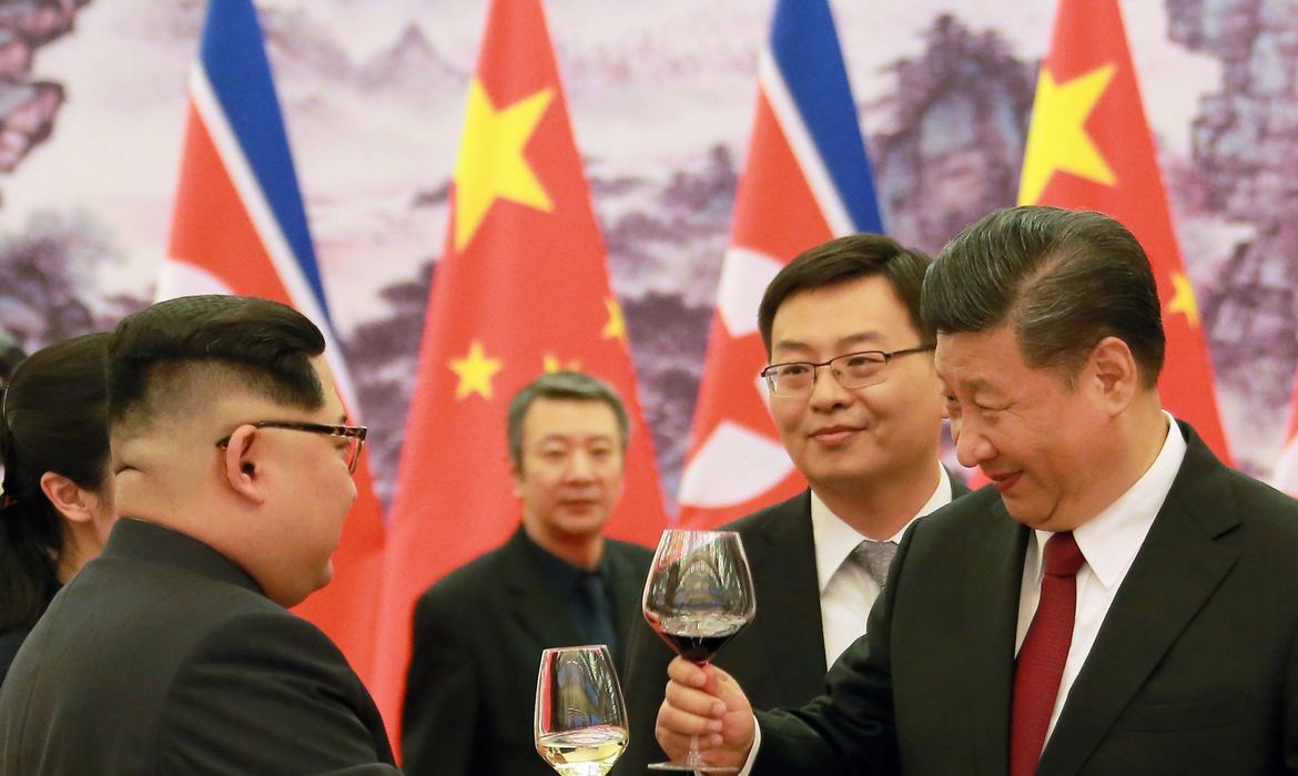 Foto divulgada hoje (28) pela agência estatal de noticias norte-coreana KCNA, mostra encontro entre Kim Jong-un (E) e o presidente chinês Xi Jinping
