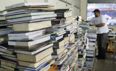 Rio de Janeiro (RJ), 23/042023 - Membros da Central Única das Favelas do Rio de Janeiro (CUFA Rio) fazem separação e distribuição de livros doados para instituições e bibliotecas comunitárias de favelas, em Madureira. Foto: Fernando Frazão/Agência Brasil