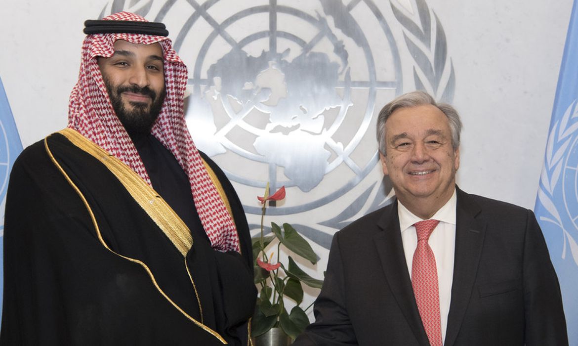 Secretário-geral da ONU, António Guterres, e o príncipe saudita Mohammed bin Salman Al Saud, na sede das Nações Unidas, em Nova Iorque